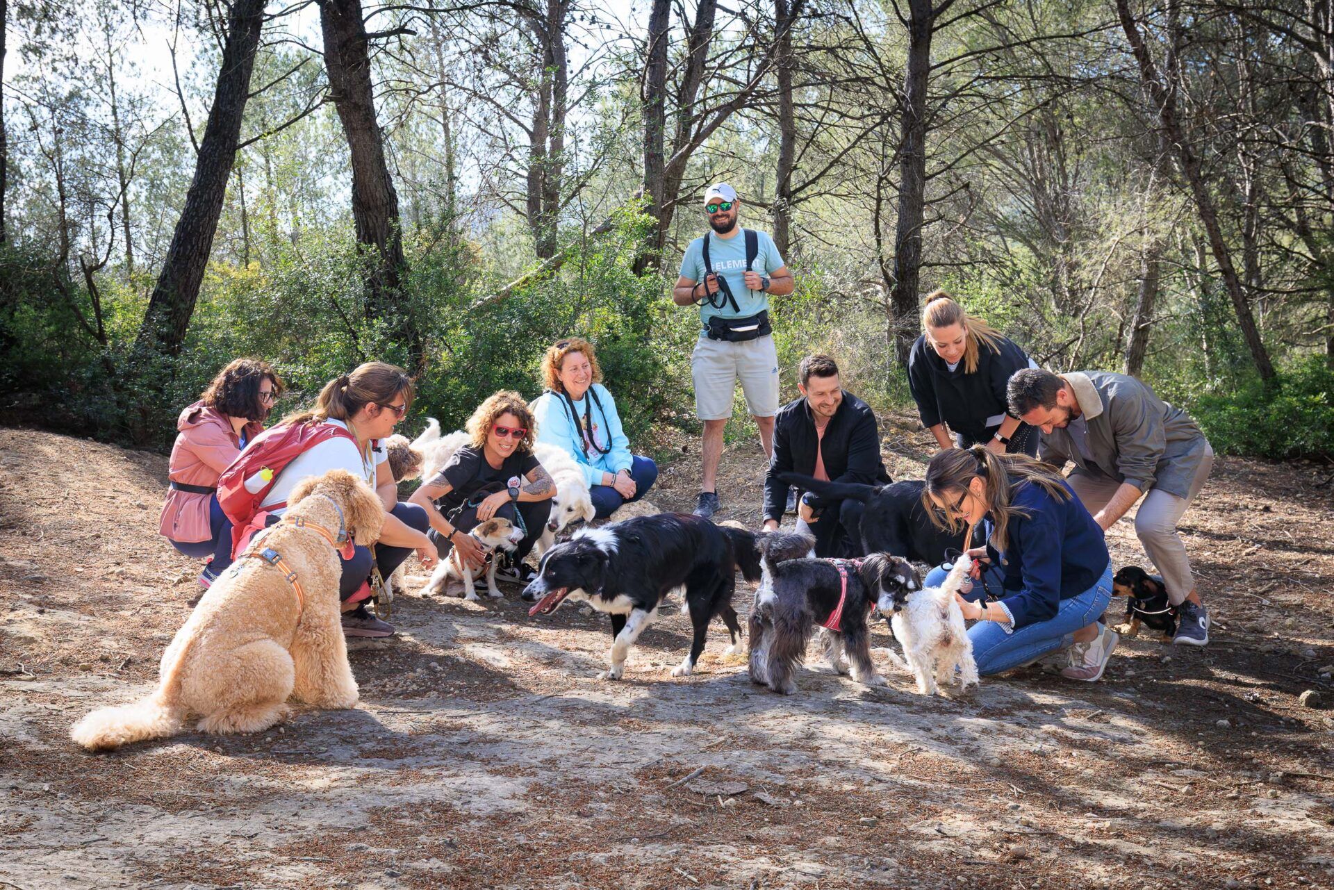 Paseig al parc, sentats als bancs